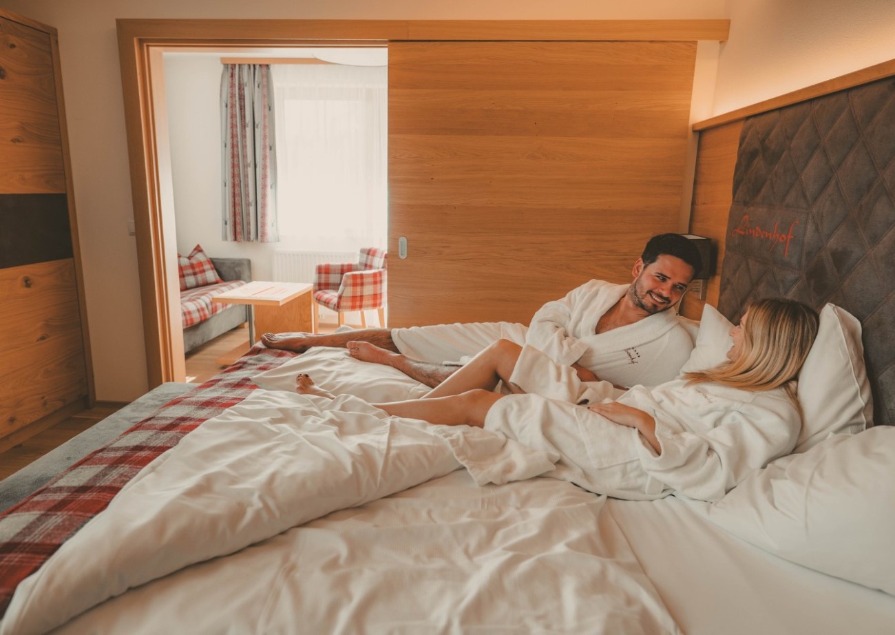 Gäste im Eingangsbereich vom Hotel Lindenhof